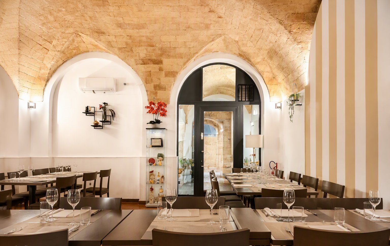 La sala chiara con la volta in mattoni